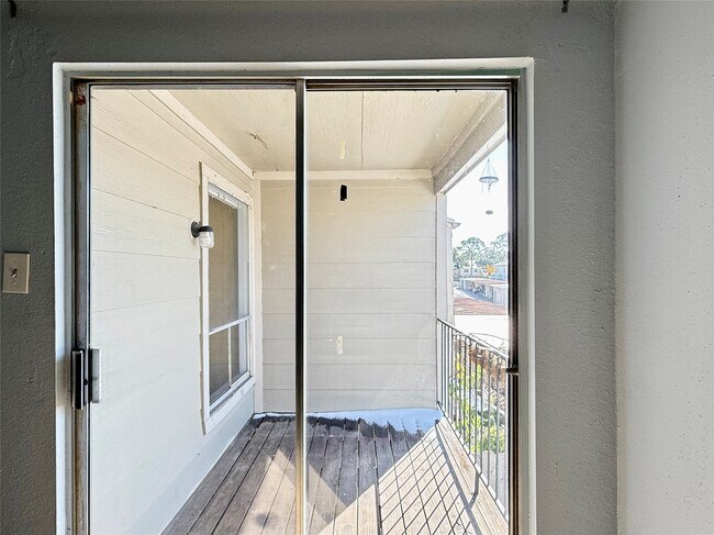 Building Photo - 10721 Sandpiper Dr