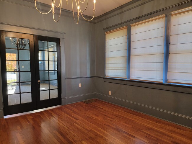 Building Photo - 10ft Ceilings - Chandeliers - Linen Gold S...