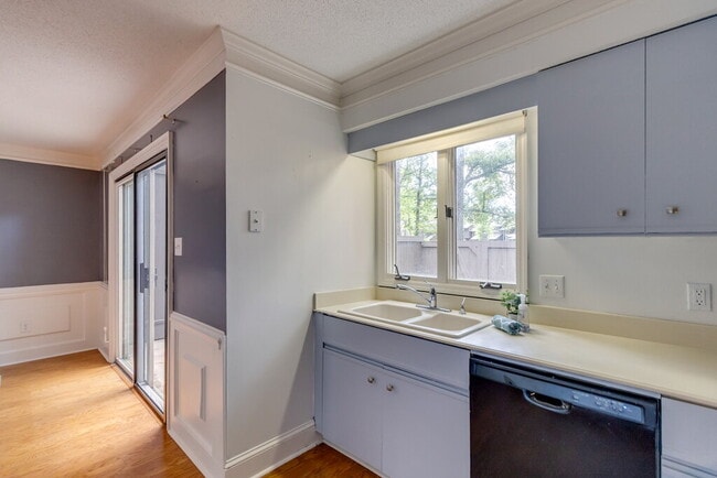 Building Photo - Conveniently located in midtown Savannah