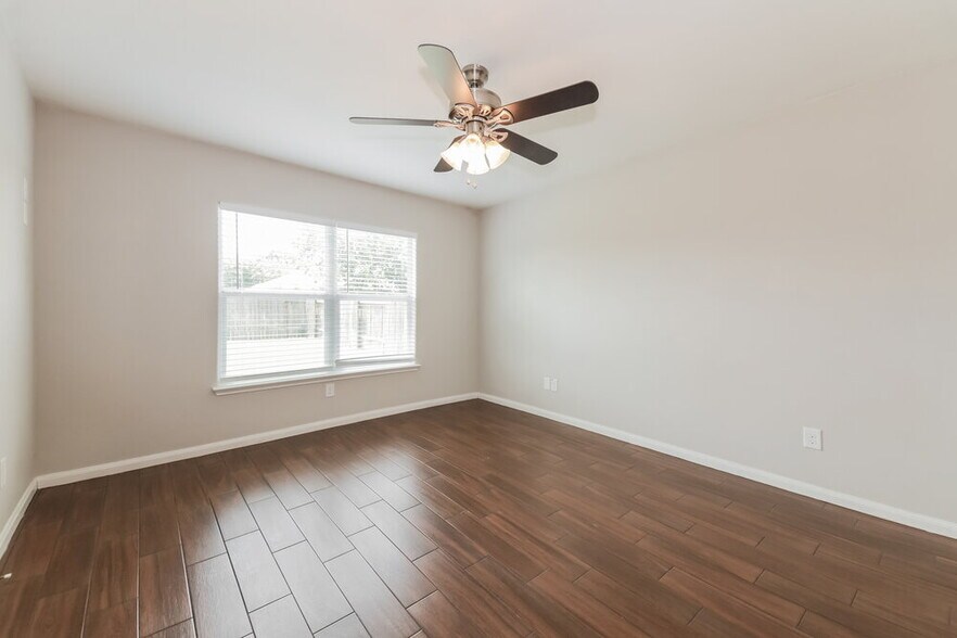 Building Photo - 2033 Pine Knoll Way
