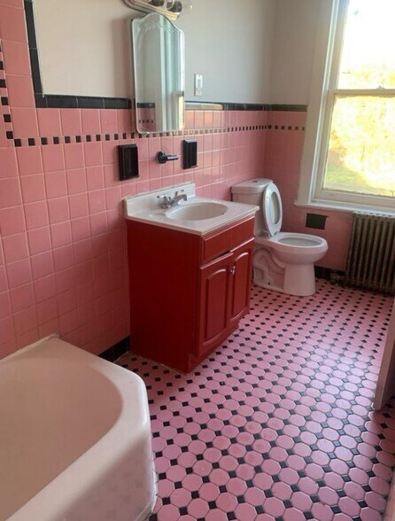 Primary Photo - 542 E State St