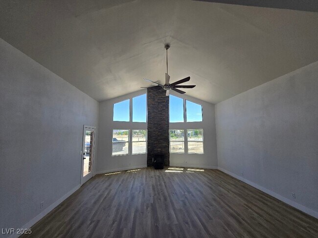 Building Photo - 270 W Patricia Ave