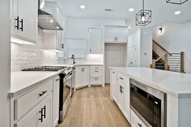 Building Photo - 510 W Persimmon St