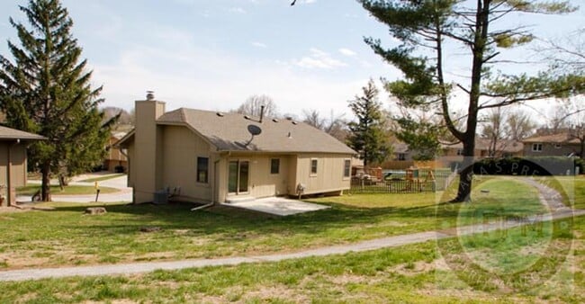 Building Photo - Millard 3 bed 3 bath with Park Access!