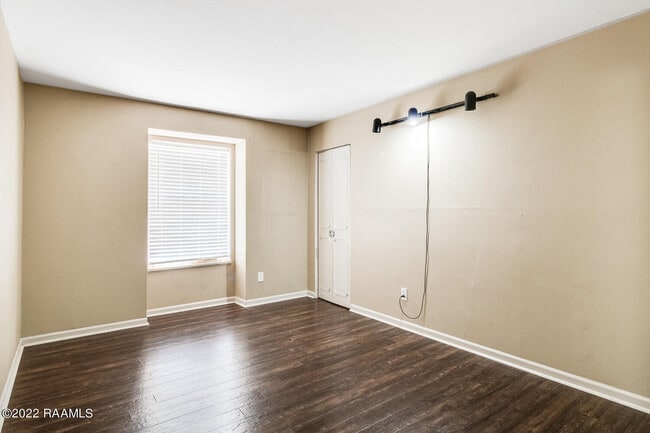 Building Photo - 211 Versailles Blvd
