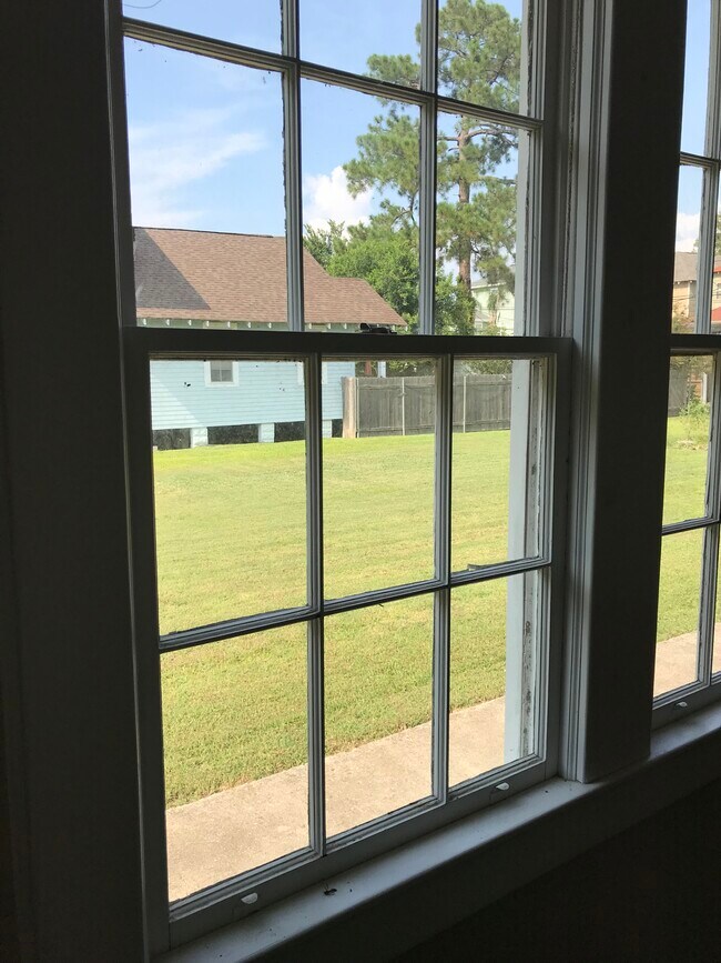 Building Photo - 5547 Woodlawn Pl