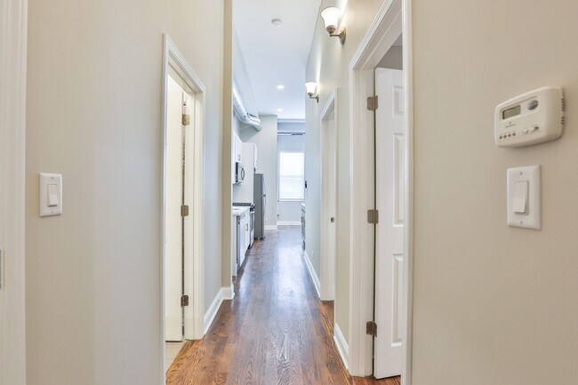 Building Photo - Gorgeous 2Bed/1bath in Logan Square! Condo Quality! In-Unit Laundry! Central Air! Stainless Steel!