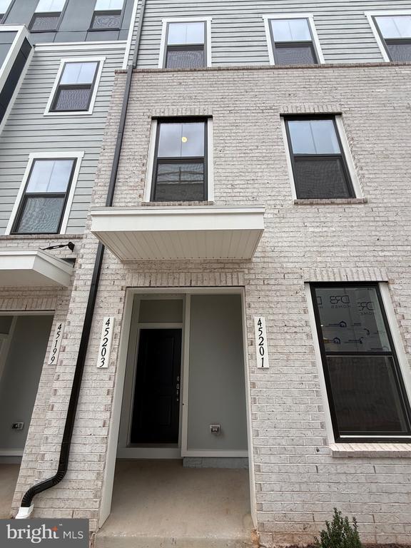 Building Photo - 45203 Drowes Ter