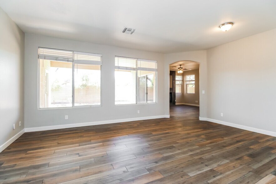 Building Photo - 3353 E Santa Fe Ln