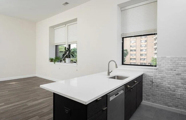 Building Photo - "Charming 1-Bed Retreat with Hardwood Eleg...