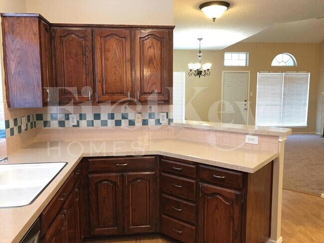 Building Photo - 2132 Montclair Ln