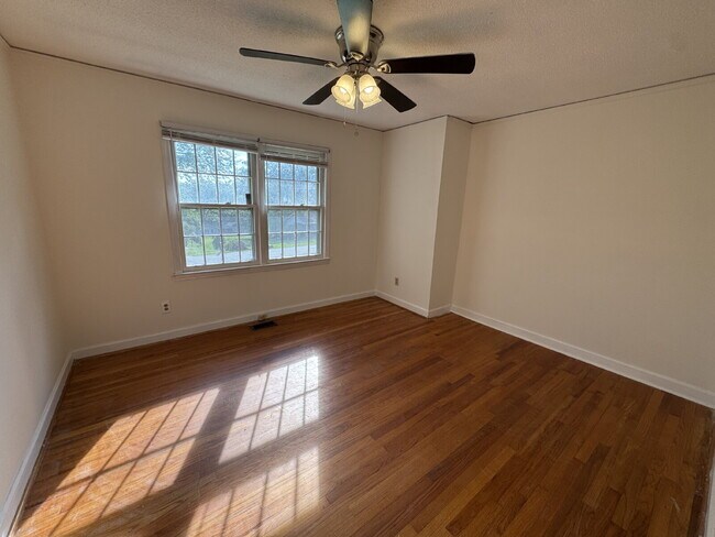 Building Photo - 4 bed & 3 full bath - Perfect for families and students