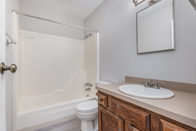 Building Photo - Updated 2-bedroom Duplex at $1150/month