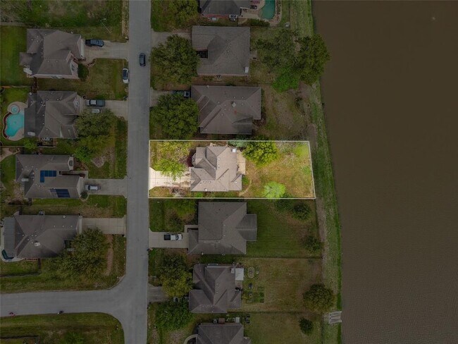 Building Photo - 9219 E Lakeside Dr
