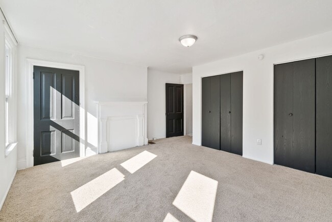 Building Photo - 2 bed 1 bath - great location, spacious, l...