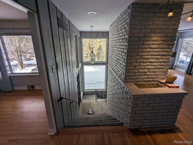 Building Photo - 5155 Greenview Dr