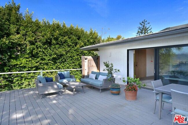 Building Photo - 2145 Linda Flora Dr