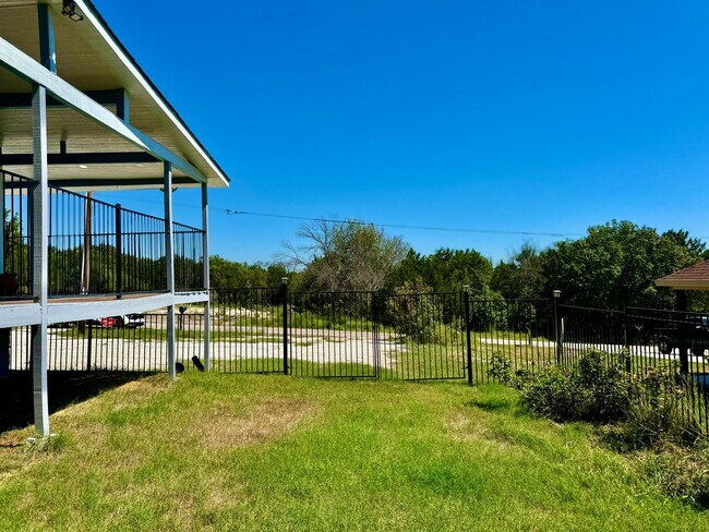 Building Photo - 2618 Creekview Dr