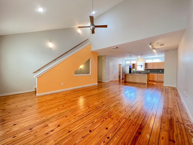 Building Photo - 1205 Kinney Ave