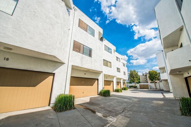 Building Photo - Modern Style 3 Bed / 3 Bath Townhouse + Bonus Room in North Alhambra!