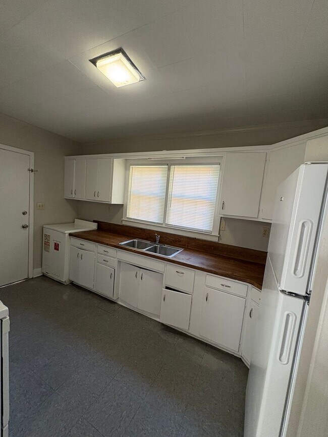Building Photo - Won't LAST 2 Bedroom 1 bath Home with BONU...