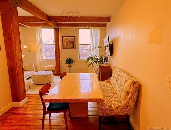 Building Photo - 145 Canal St E