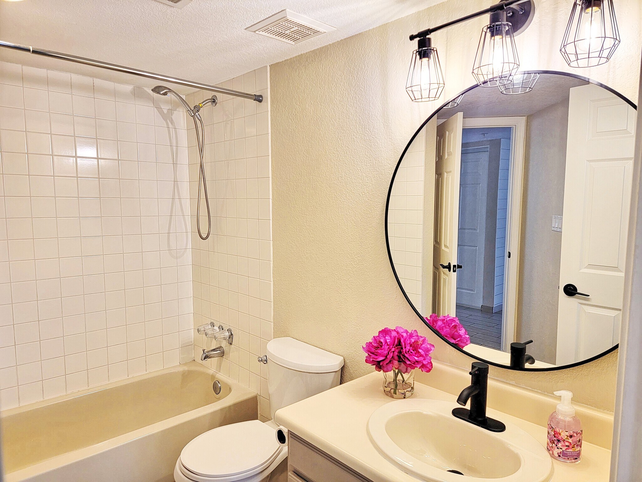 Building Photo - 10080 E Mountainview Lake Dr