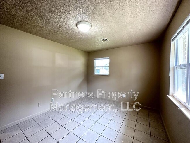 Building Photo - 107 N Pine Ave