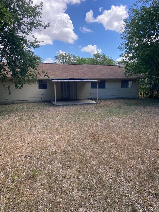 Building Photo - ZERO APPLICATION FEE FOR THIS 4BR/2BA NORTHEAST HOME