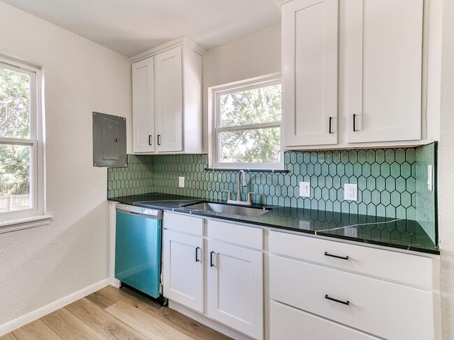 Building Photo - Newly Remodeled 2 Bed, 1 Bath Apt in Near The Paseo