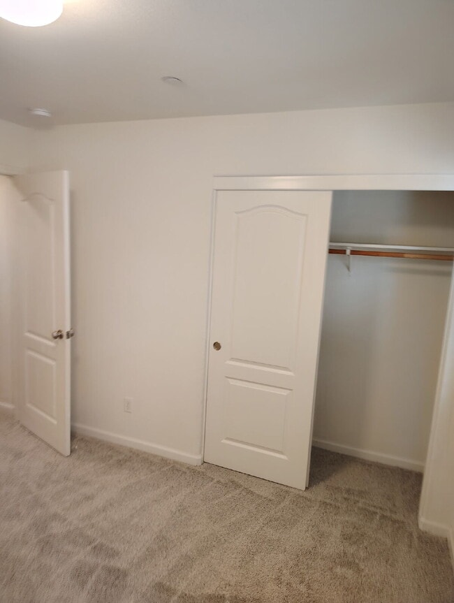 Building Photo - Bonus Office/Den, New Flooring, New Appliance, White Plantation Shutters throughout, Landscaped y...