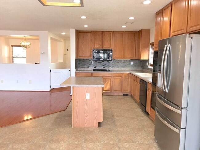 Building Photo - Spacious 4 bedroom Northern Meadows Home with Refriderated Air!