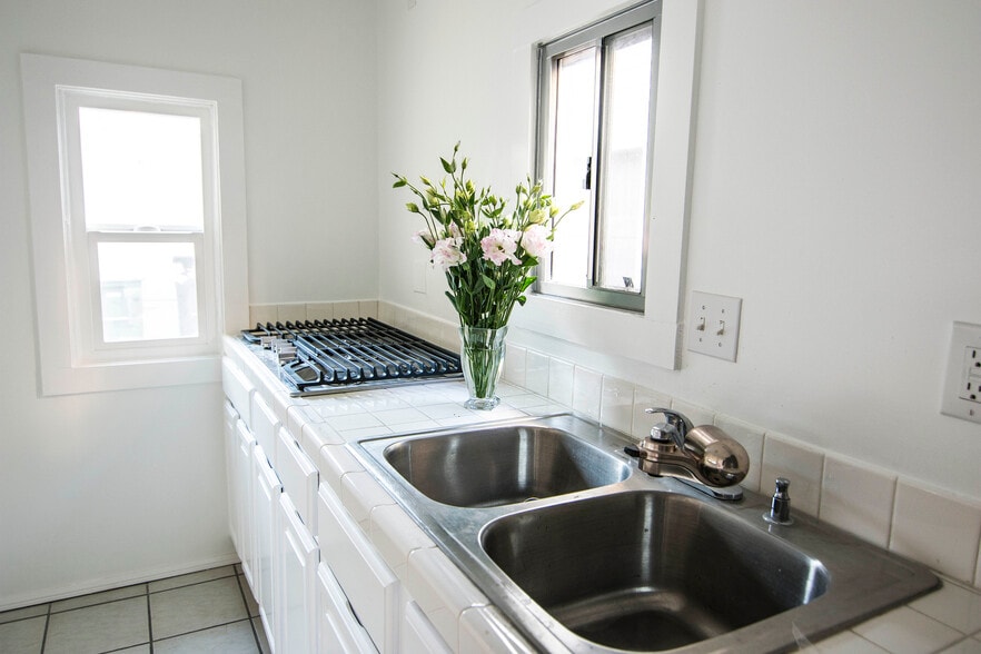 Building Photo - 950 North Hayworth Avenue