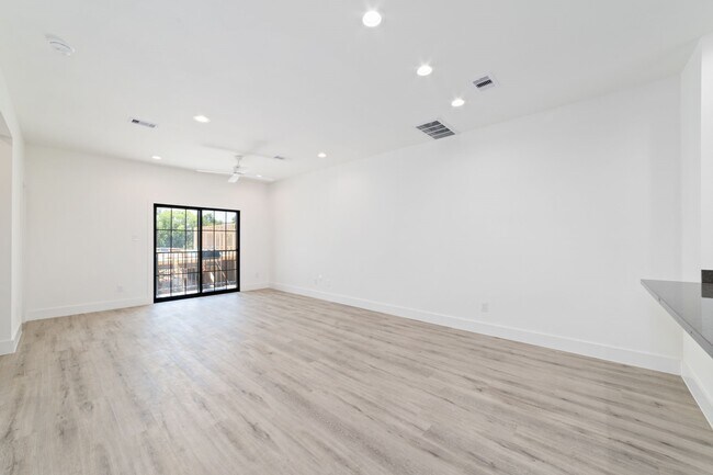 Building Photo - 11924 N Hoa Sen Cir