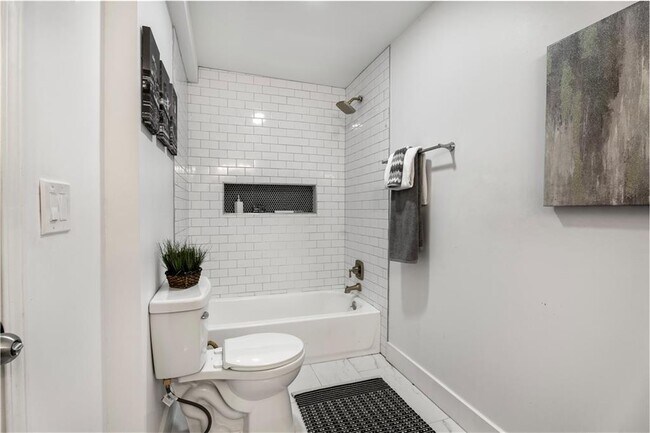 Building Photo - 2802 Palm Dr