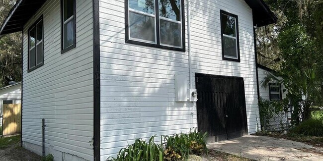 Primary Photo - 1900 E Caracas