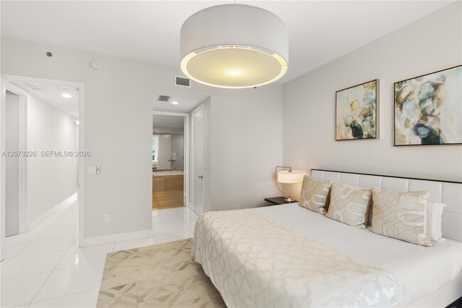 Building Photo - 15811 Collins Ave
