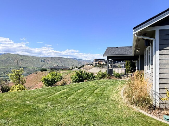 Building Photo - Luxury, golf course living with VIEWS! 3+ bed, 3 bath, three car garage and so much more!