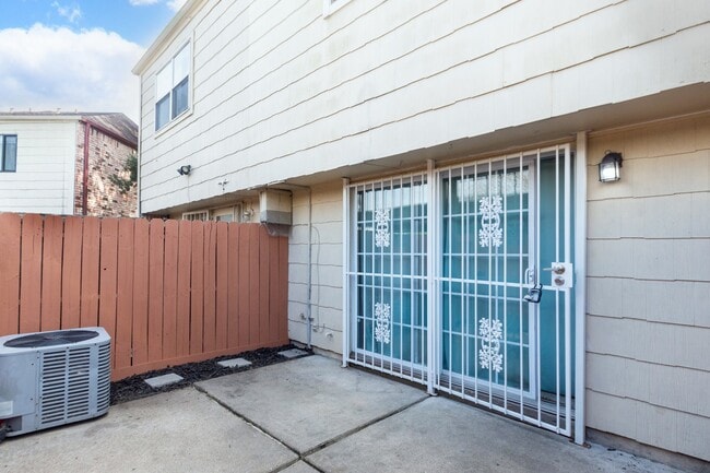 Building Photo - 7950 Grove Ridge Dr