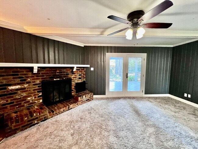 Building Photo - Brick ranch on half acre lot in Virginia B...