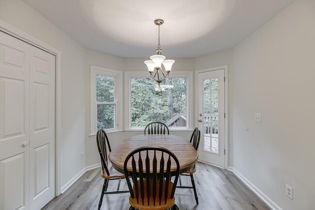 Building Photo - 6655 Lake Run Dr