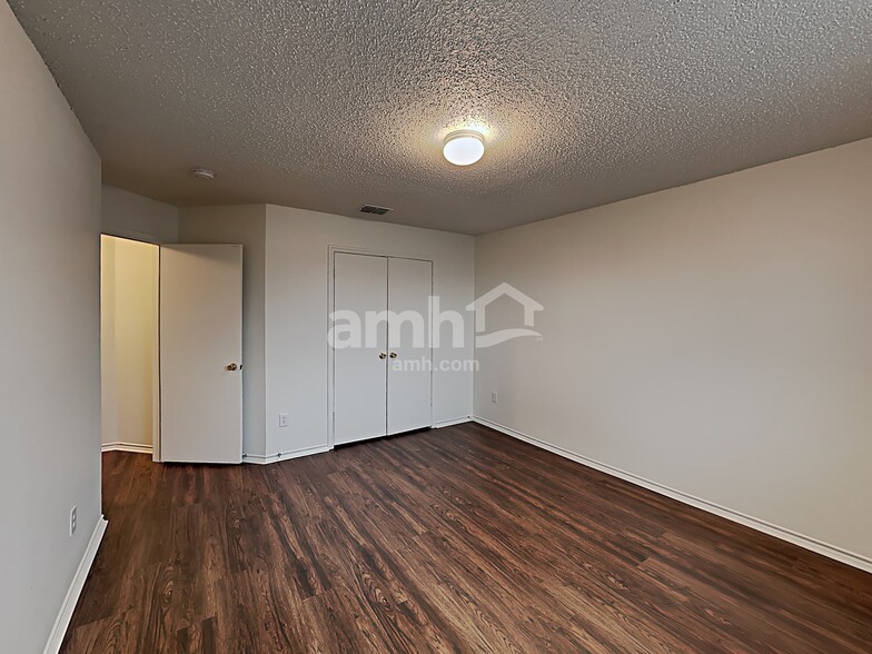 Building Photo - 16656 Jasmine Springs Dr