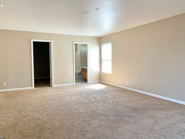 Building Photo - 4 Bedroom Home in Hollister