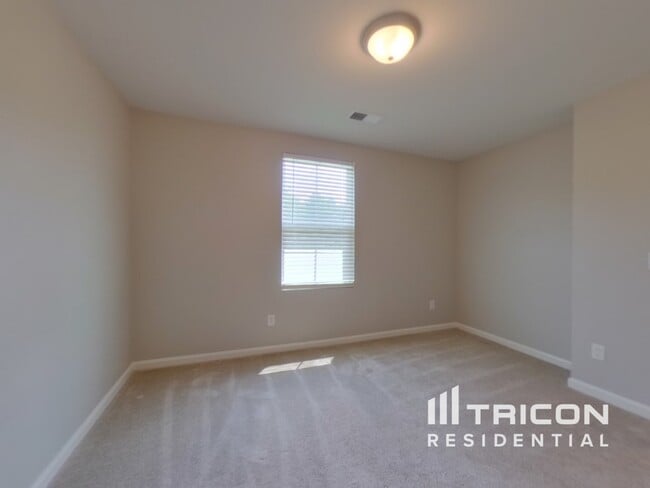 Building Photo - 120 Castlebrook Dr