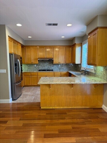 Building Photo - 5939 Pala Mesa Dr