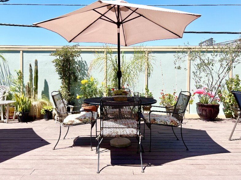 Building Photo - 414 N Sycamore Ave