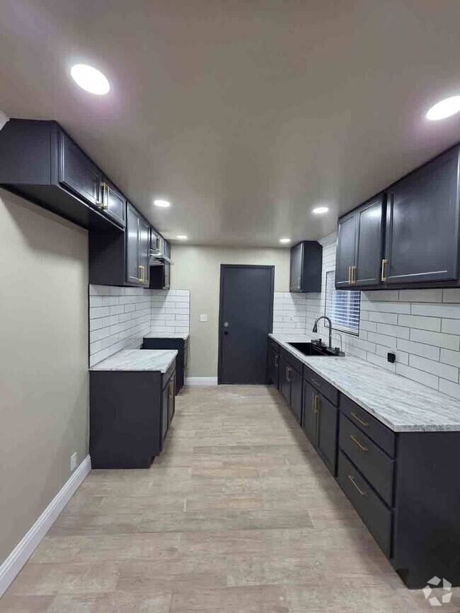 Building Photo - Fully Renovated 2 Bed 1 Bath