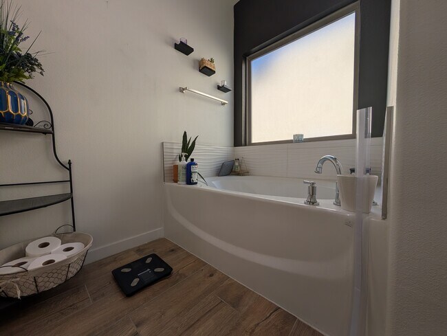 Building Photo - 6141 Hidden Psge Ave