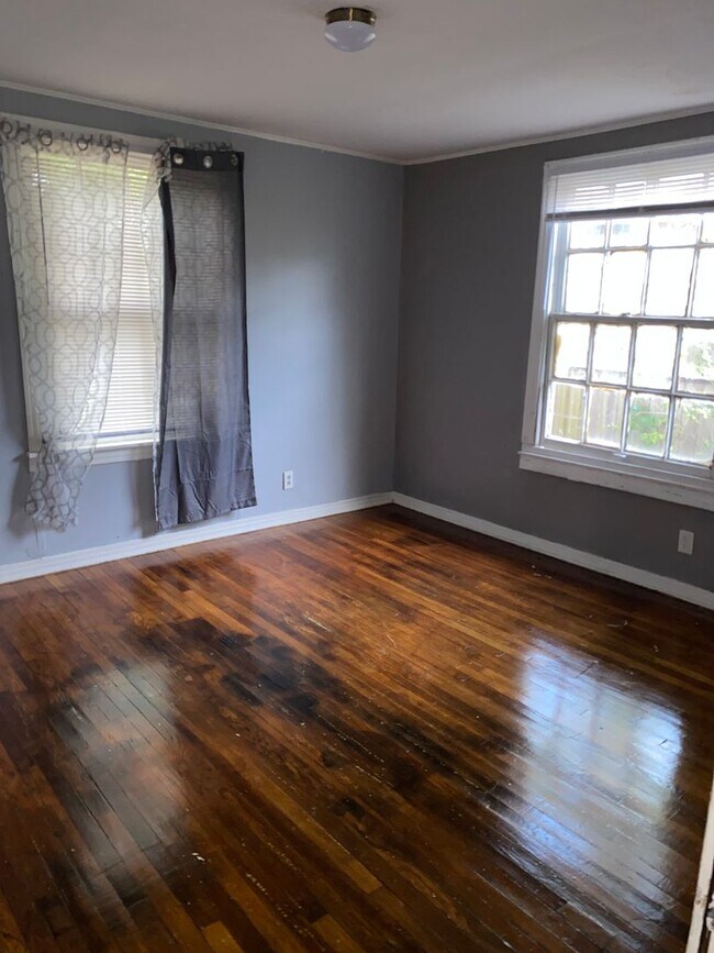 Building Photo - 2714 Dupont St