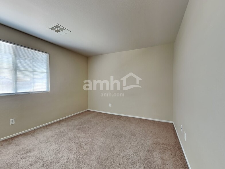 Building Photo - 1028 Maple Pines Ave